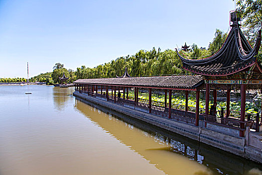 中国古典园林建筑亭台楼阁和木板路