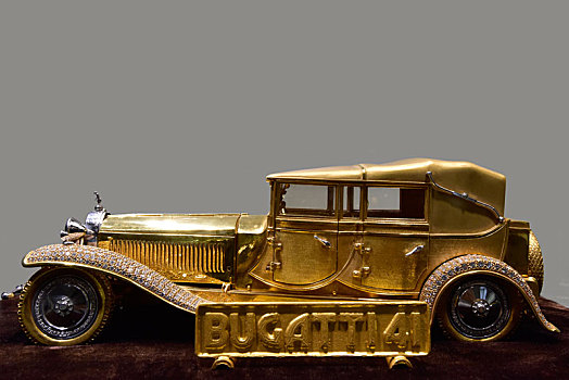 金色的古董汽车