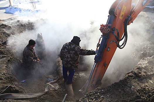 新疆巴里坤,寒冬中的管线抢修