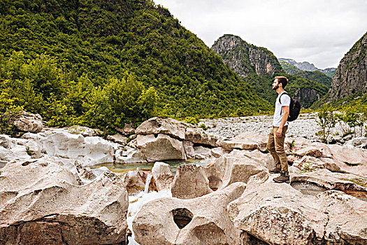站立,男人,岩石上,看别处,山,阿尔巴尼亚,欧洲