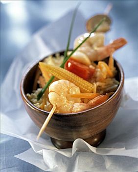 虾,烤串,玉米棒子,米饭,木碗