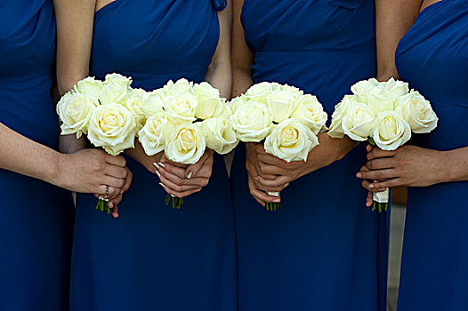 四个,伴娘,拿着,白色蔷薇,新娘手花