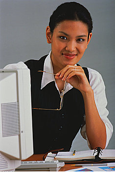 肖像,职业女性,坐,电脑,拿着,眼镜