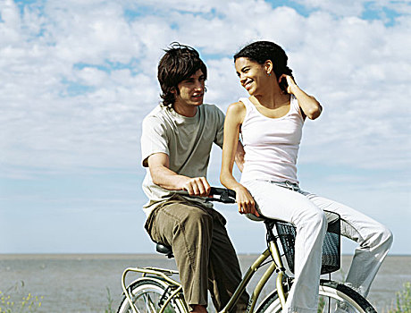 年轻,情侣,骑自行车,女性,坐,车把,扭头