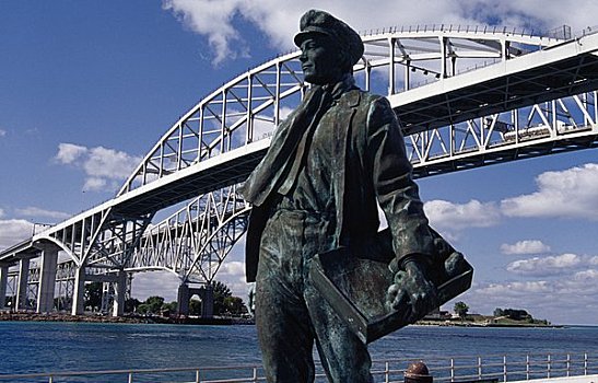 雕塑,正面,桥,深海,河,休伦港,密歇根,美国
