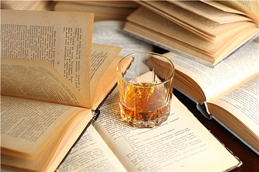玻璃杯,威士忌,书本