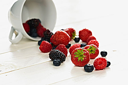 草莓,树莓,黑莓,蓝莓,溢出,茶杯