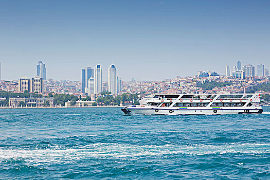 现代建筑,城市,天际线,后面,朵尔玛巴切皇宫,宫殿,博斯普鲁斯海峡,渡轮,前景,伊斯坦布尔,土耳其