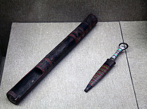 彝族钢腰刀,竹箭筒
