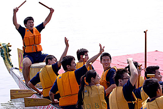 端午节龙舟比赛中一艘龙舟飞驰在水面上