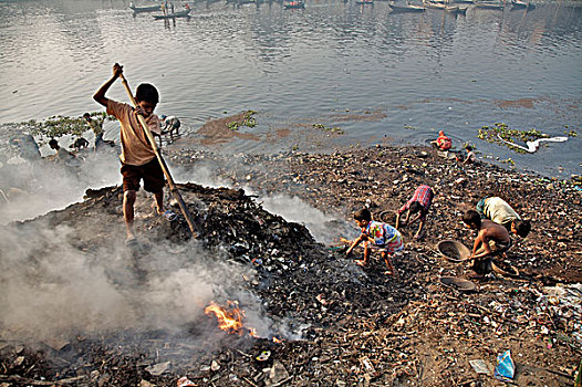 孩子,金属,堆,垃圾,堤岸,河,销售,发现,金属废料,钱,生活方式,达卡,孟加拉,二月,2007年