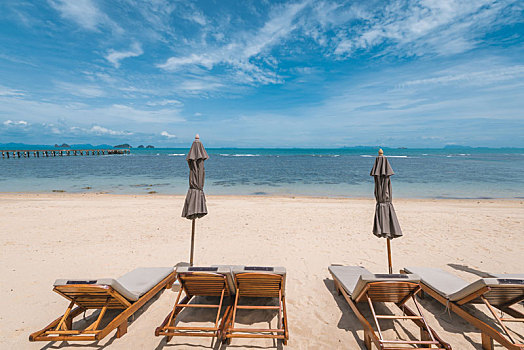 泰国苏梅岛海边沙滩,躺椅与遮阳伞