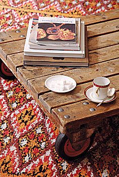摩卡咖啡杯,碟,方糖,低,木桌子,图案,地毯
