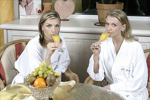 两个女人,穿,浴袍,坐,藤椅,喝,玻璃杯,橙汁,白天,水疗