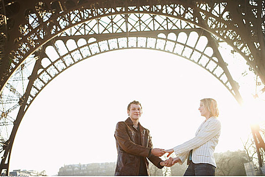 伴侣,握手,埃菲尔铁塔,巴黎,法国