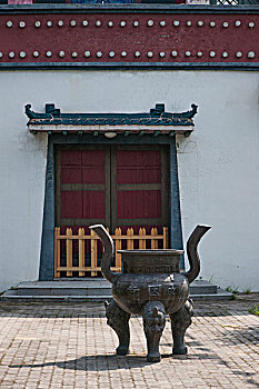 查干湖畔著名藏传佛教古刹之一----妙因寺僧房门与铜鼎