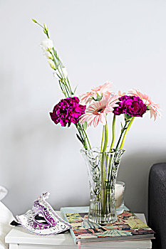 威尼斯人,面具,玻璃花瓶,紫色,康乃馨,精美,粉色,大丁草,雏菊,白色背景,边桌