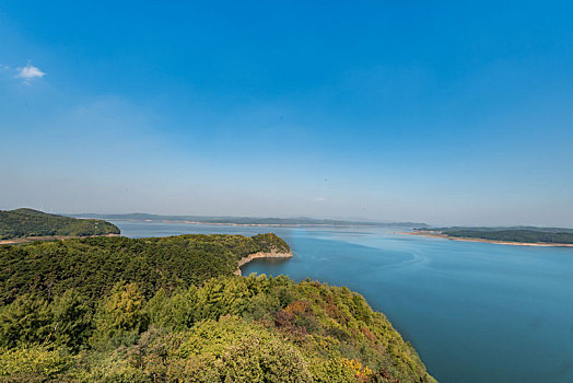 秋季中国抚顺蓝天白云下的户外山坡树林湖泊