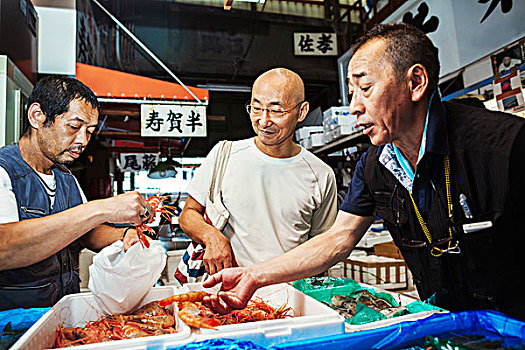 传统,鲜鱼,市场,东京,两个人,选择,贝类,顾客,买,填充,包,盒子,对虾