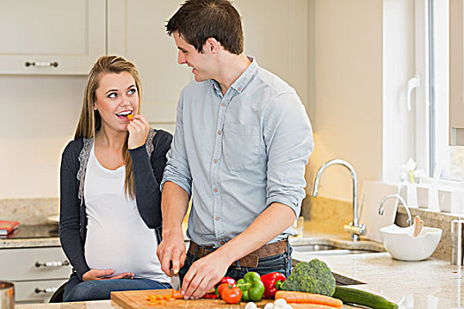 男人,切,蔬菜,怀孕,妻子,厨房