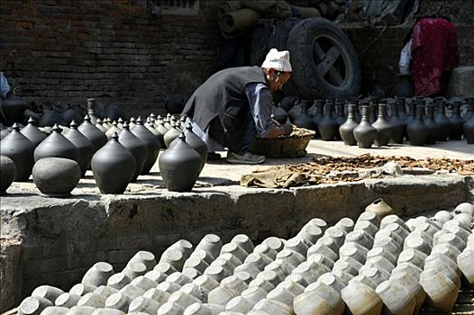 制陶者,工作,许多,罐,放,室外,弄干,巴克塔普尔,尼泊尔