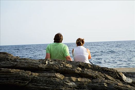 后视图,坐,夫妇,海边,意大利,里维埃拉,热那亚,利古里亚