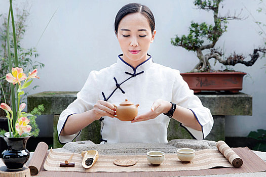 女茶艺师做茶道