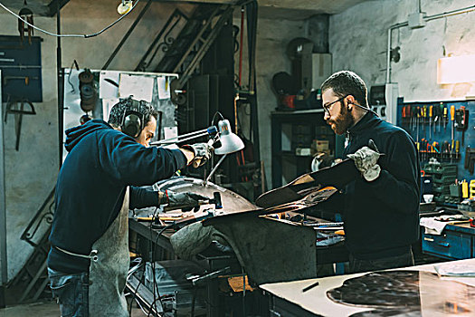 男性,锤打,铜,工作台