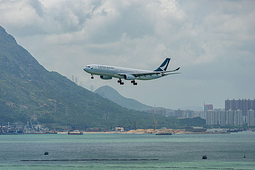 一架国泰航空的客机正降落在香港国际机场