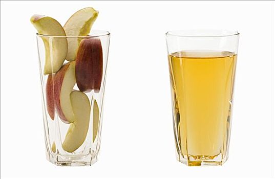 两个,玻璃杯,一个,苹果片,苹果汁