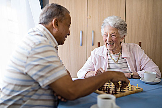 微笑,男性,老年,女人,玩,下棋,桌子,养老院