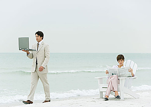 海滩,商务人士,笔记本电脑,走,女人,读报,椅子