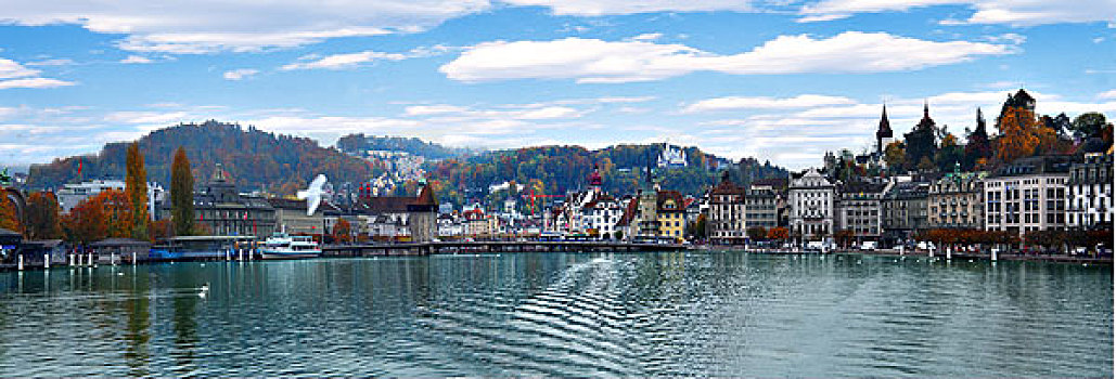 瑞士琉森八角塔卡贝尔桥景色