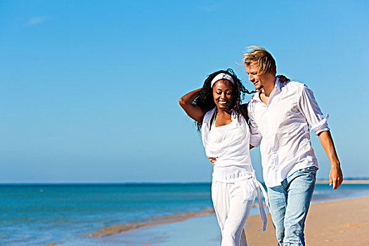 幸福伴侣,黑人女性,白人,男人,走,跑,海滩,度假