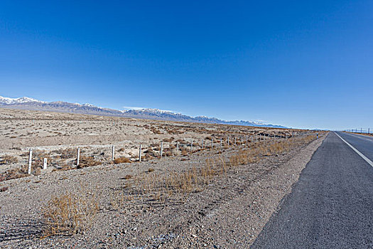 中国西部荒野道路