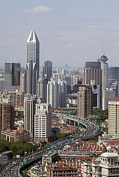上海蜿蜒高楼中的延安路高架