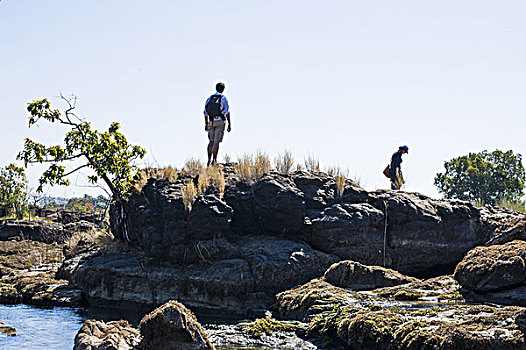 情侣,探索,岩石上,靠近,维多利亚瀑布,赞比亚