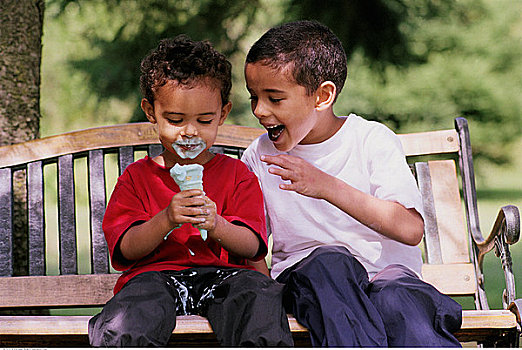 两个男孩,公园长椅,冰淇淋蛋卷
