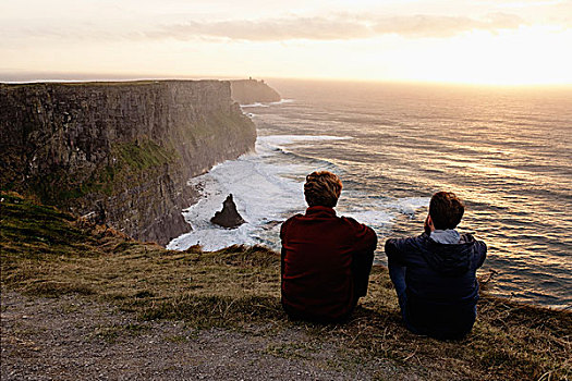 两个男人,坐,莫赫悬崖,本伯伦,克雷尔县,爱尔兰