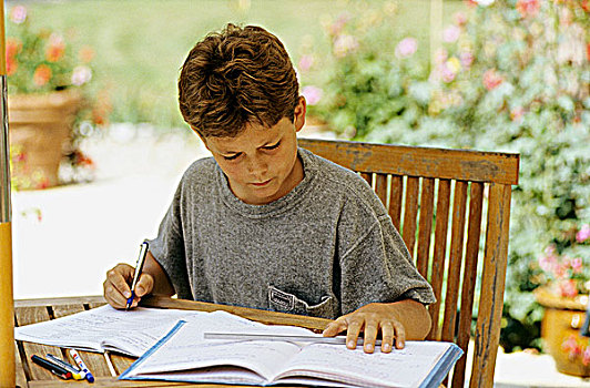 男孩,家庭作业,坐,桌子,花园,笔记本