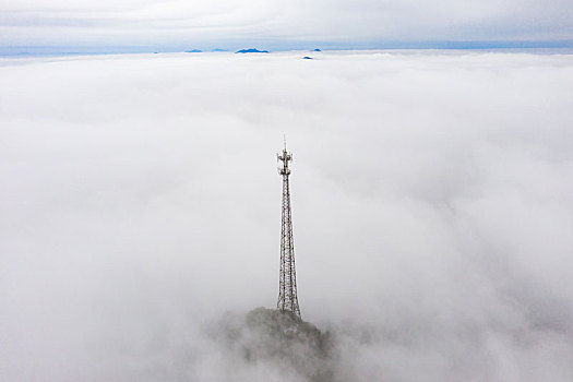 云海上的通信基站