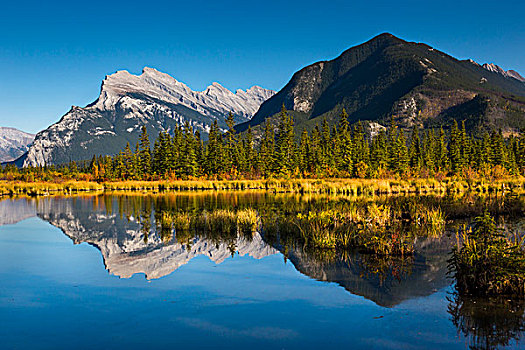 伦德山和硫磺山,反射的,朱砂湖,在秋天,班夫附近,班芙国家公园,阿尔伯塔,加拿大
