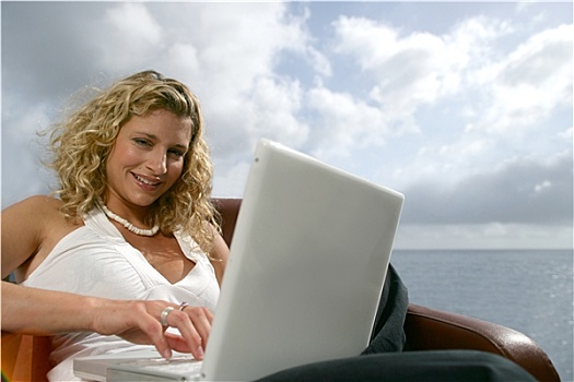女人,微笑,头像,坐,扶手椅,笔记本电脑,背影,海洋