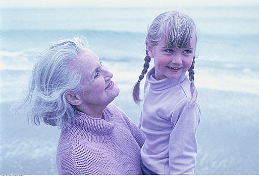 祖母,孙女,站立,海滩