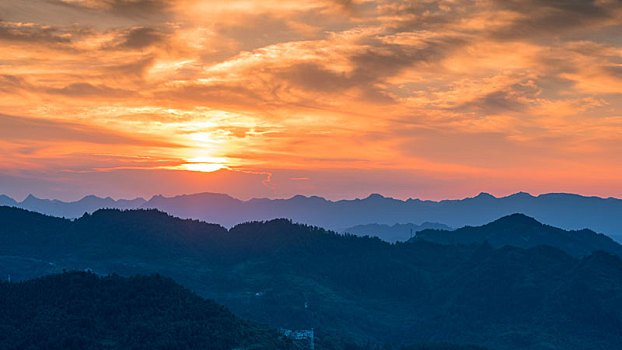 夕阳下的贵州高原