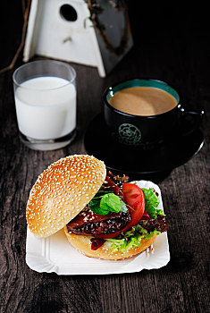 白盘盛放的美式快餐汉堡配咖啡