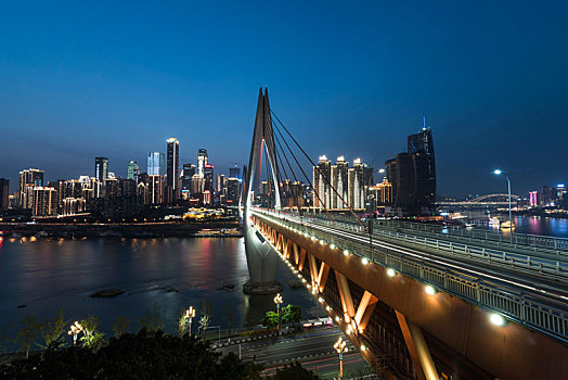 夜幕中的重庆东水门大桥