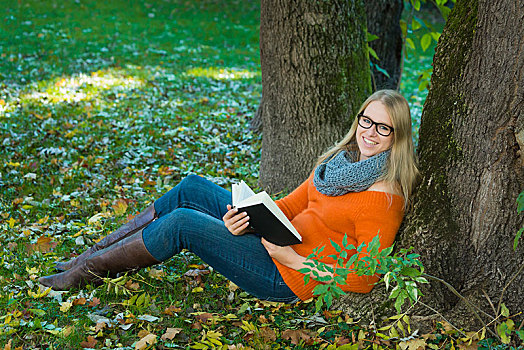 美女,戴着,眼镜,坐,公园,读,书本