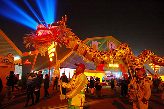 绚丽灯会和精彩的舞龙舞狮表演,让游客大呼过瘾