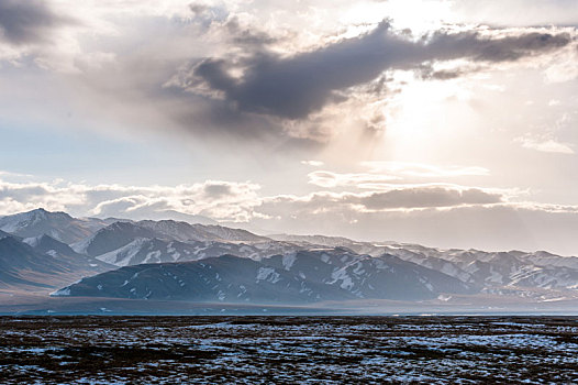 中国新疆巴音布鲁克夕阳下的草原雪山背景高山风光